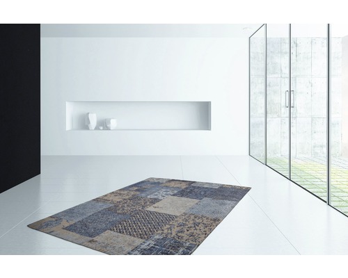 Teppich mit Patchworkmuster in einem hellen Raum