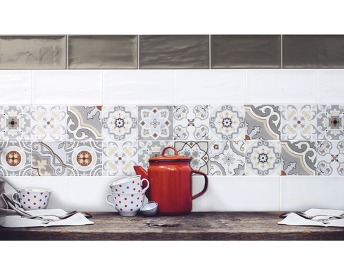 Wandfliesen in verschiedenen Designs über einer Arbeitsplatte