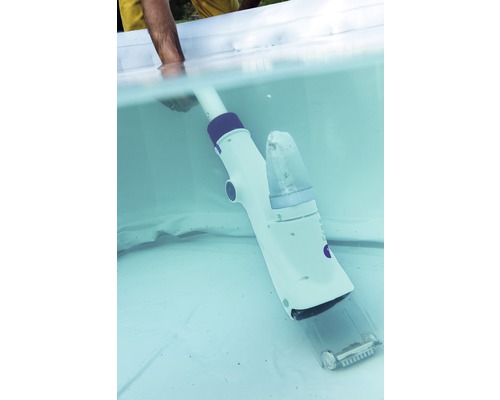 Un nettoyeur de piscine est utilisé dans l''eau.