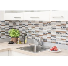 Scène de cuisine avec évier, robinet et carreaux de mosaïque