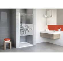 Badezimmer mit Duschkabine mit Muster, Waschtisch und Spiegel