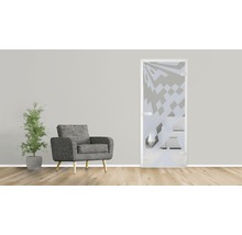Scène avec une porte en verre à motifs géométriques, un fauteuil gris et une plante d''intérieur.