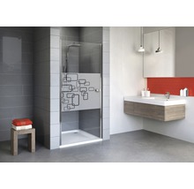 Modernes Badezimmer mit Dusche, Waschbecken und Spiegel