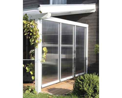 Überdachte Terrasse mit transparenten Wänden.