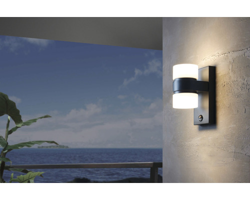 Aussenwandleuchte mit Bewegungsmelder an einer Fassade