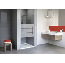 Modernes Badezimmer mit Duschkabine, Waschtisch und Spiegel