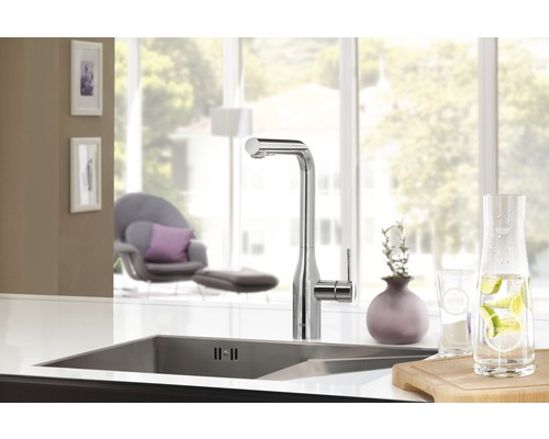 Küchenszene mit Spültisch, Armatur und Accessoires