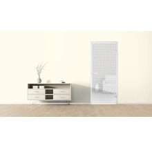 Salon moderne avec buffet, décoration et porte intérieure à motif géométrique.
