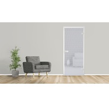 Badezimmer mit Duschtür aus Glas, Sessel und Pflanze