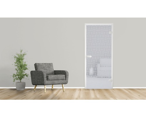 Badezimmer mit Duschtür aus Glas, Sessel und Pflanze