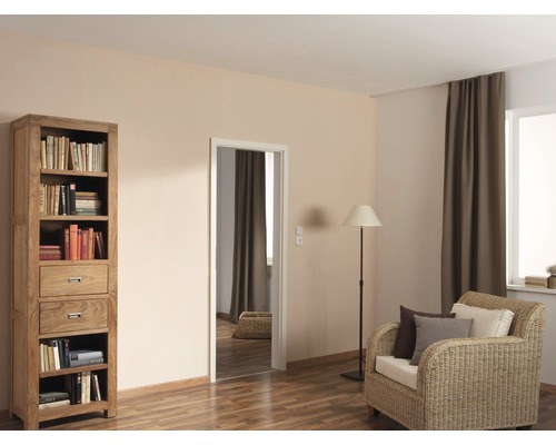 Salon avec bibliothèque, fauteuil et lampadaire