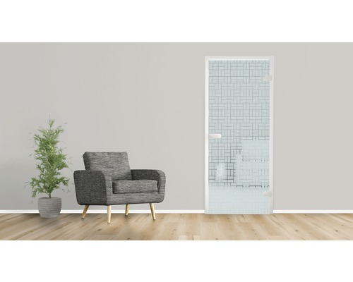 Scène avec une porte de douche en verre à motifs, un fauteuil et une plante