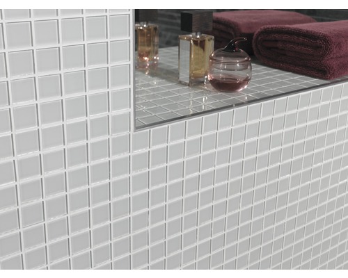 Mur avec carreaux de mosaïque clairs dans une salle de bain