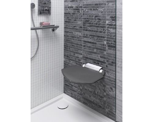 Espace douche avec siège de douche rabattable et barre d''appui montés