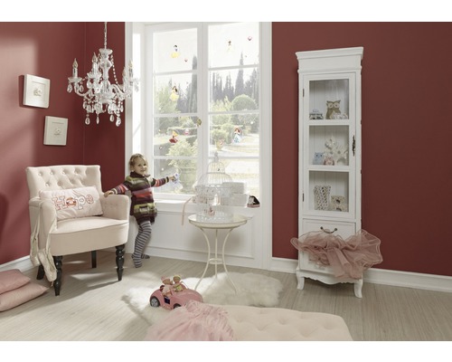 Mädchenzimmer mit Sessel, Vitrine, Kronleuchter und Fensterdekoration