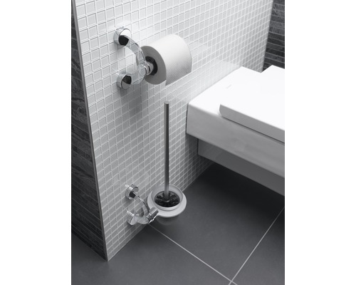 Salle de bain avec porte-papier toilette, brosse de toilette et toilettes