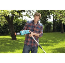 Mann montiert Hochentaster im Garten