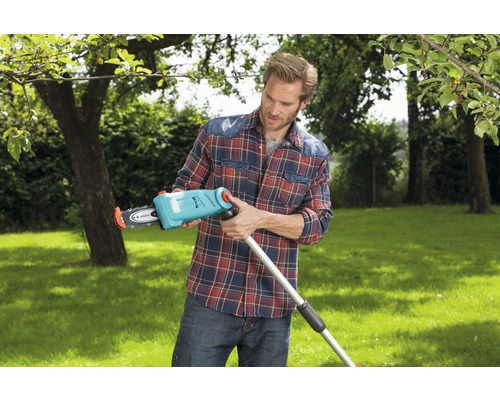 Mann montiert Hochentaster im Garten