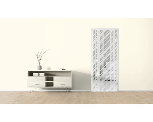 Heller Raum mit Kommode, Dekoration und Designtür