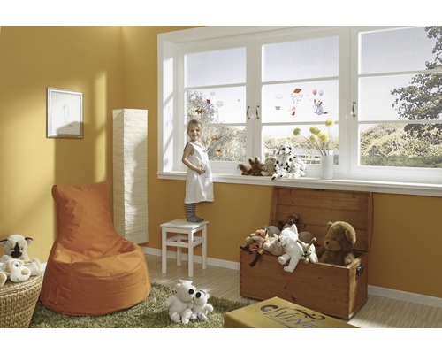 Chambre d''enfant lumineuse avec fenêtre, pouf, enfant et coffre à jouets
