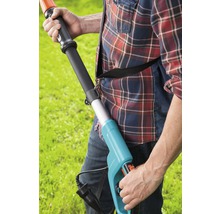 Mann bedient eine elektrische Heckenschere im Garten.