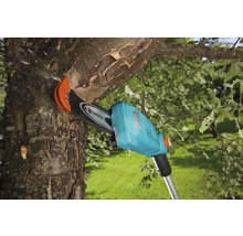 Gardena Akku-Hochentaster schneidet Ast an einem Baum.