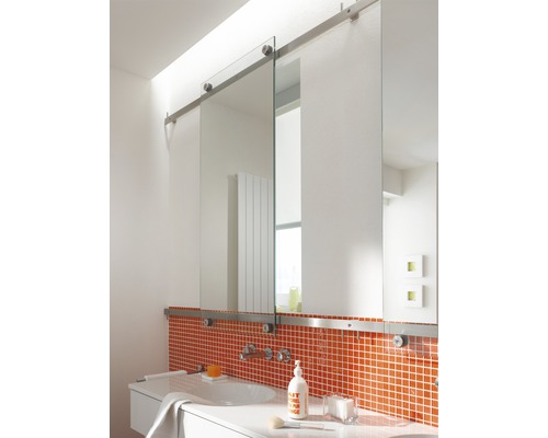 Salle de bains avec miroir coulissant, lavabo et carreaux de mosaïque orange