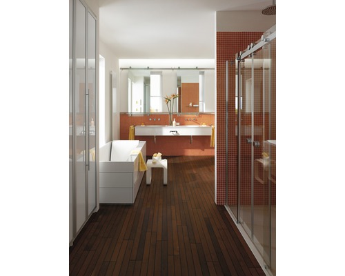 Salle de bains lumineuse avec baignoire, lavabo, douche et plancher en bois