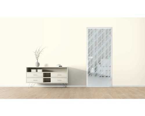 Pièce lumineuse avec commode et porte en verre à motif géométrique
