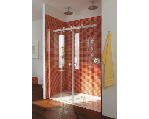 Salle de bain avec cabine de douche en verre et mur carrelé rouge