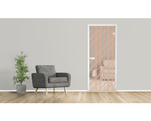 Dekorative Glastür mit Muster in einer Wohnzimmerszene.