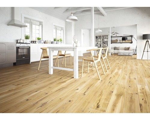 Helles Wohnzimmer mit Holzboden, Esstisch und Stühlen