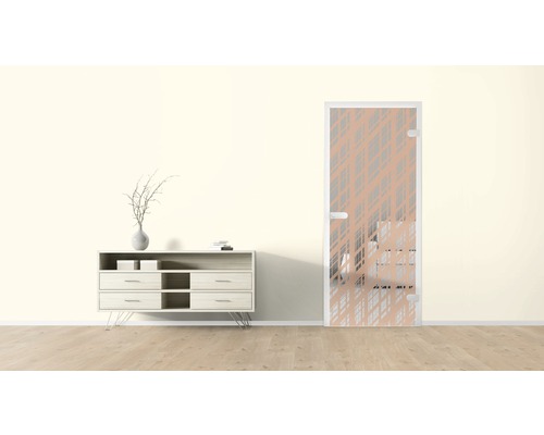 Raumszene mit Glastür mit geometrischem Muster und Kommode