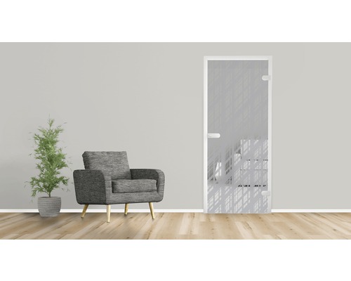 Einrichtungsbeispiel mit Glastür, Sessel und Topfpflanze