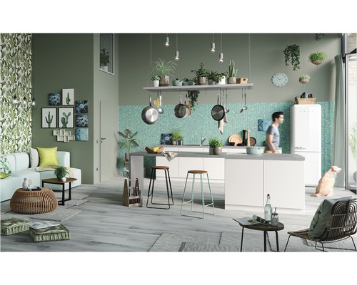 Wohnküche mit weißen Küchenschränken, Mosaikfliesen und Holzböden in einem offenen Wohnraum mit Dekorationen