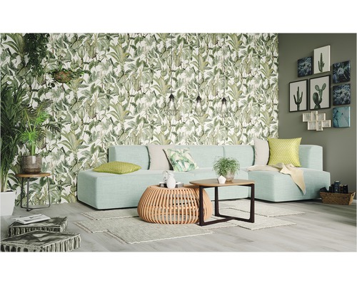 Wohnzimmer mit Sofa, Tisch und botanischer Tapete