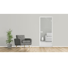 Pièce avec une porte en verre, un fauteuil et une plante
