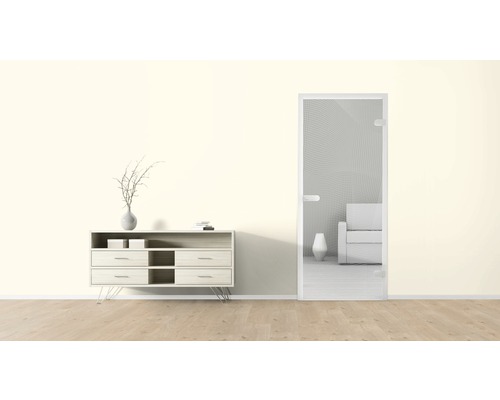 Pièce lumineuse avec commode, décoration et porte intérieure