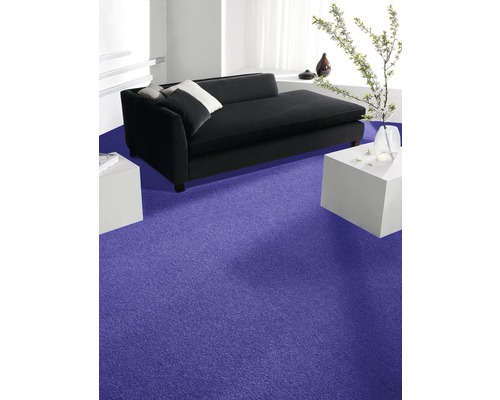 Salon avec canapé noir et moquette violette