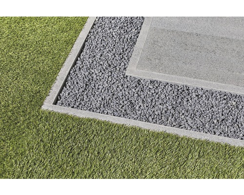 Gartengestaltung mit Kunstrasen, Kies und Steinplatten