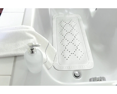 Baignoire avec tapis de bain, serviette et distributeur de savon