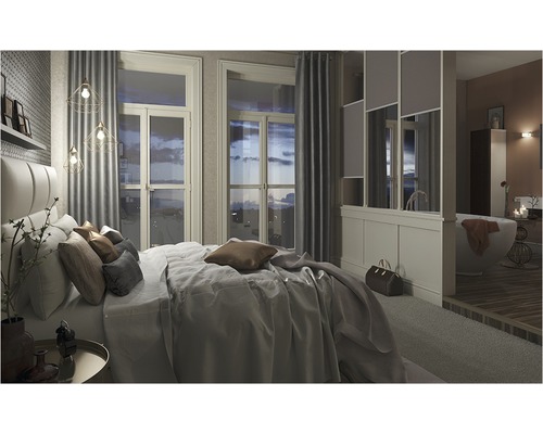 Schlafzimmer mit Bett, Fenster und Badezimmer im Hintergrund