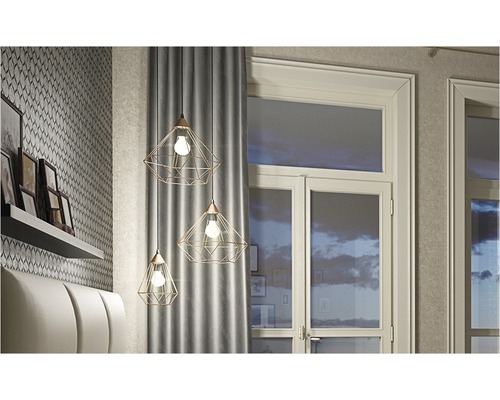 Moderne Inneneinrichtung mit Pendelleuchten, Tapete und Fenstern für ein helles Raumgefühl.