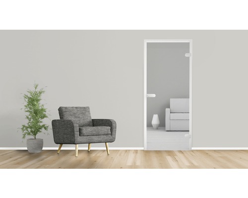 Wohnzimmer mit Sessel, Zimmerpflanze und Glastür