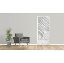 Pièce lumineuse avec fauteuil, plante en pot et porte à motif abstrait.
