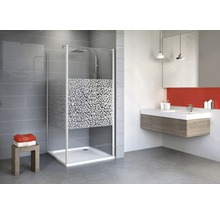 Salle de bains avec cabine de douche à motif et lavabo