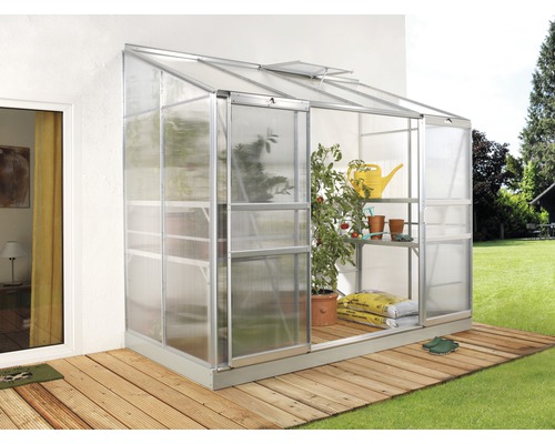 Anlehngewächshaus Vitavia Ida 3300 Hohlkammerplatten 4 mm 255x132 cm Aluminium Gewächshaus aus Metall mit Pflanzen und Regalen auf einer Holzterrasse