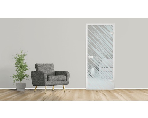 Szene mit Glastür, Sessel und Topfpflanze für ein modernes Wohnambiente