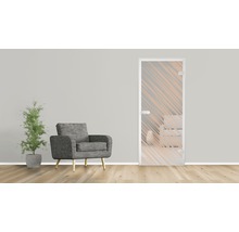 Scène avec une porte en verre décorée, un fauteuil et une plante en pot