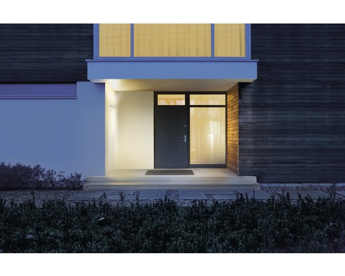 Beleuchteter Hauseingang mit Haustür und Außenwandleuchten